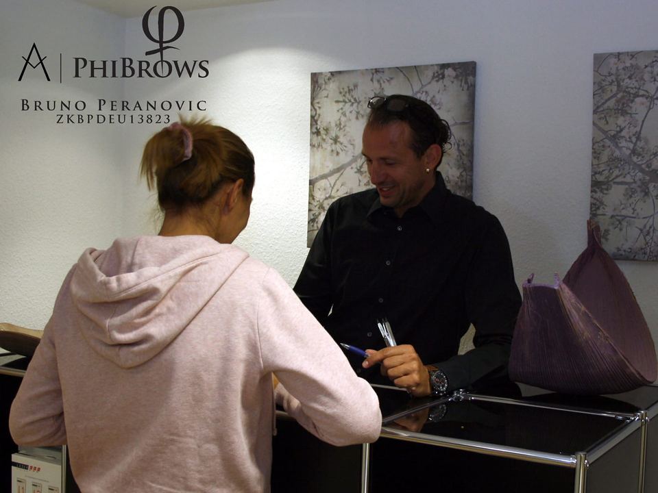 Bruno Peranovic im Beratungsgespräch mit einer Kundin